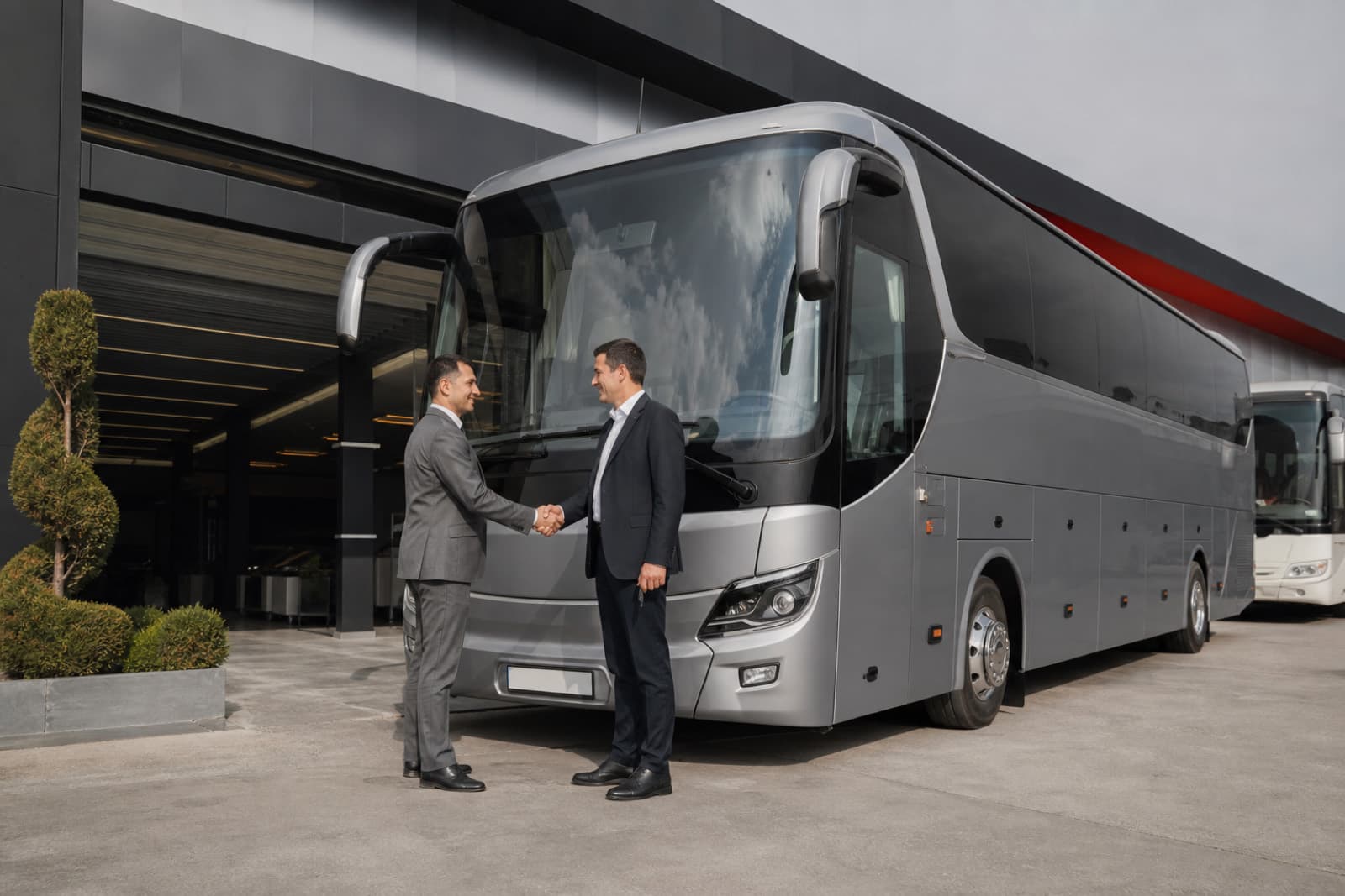 Otobüs teslim alanında el sıkışan iki kişi